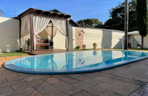 Kitinet em condominio com área externa.
